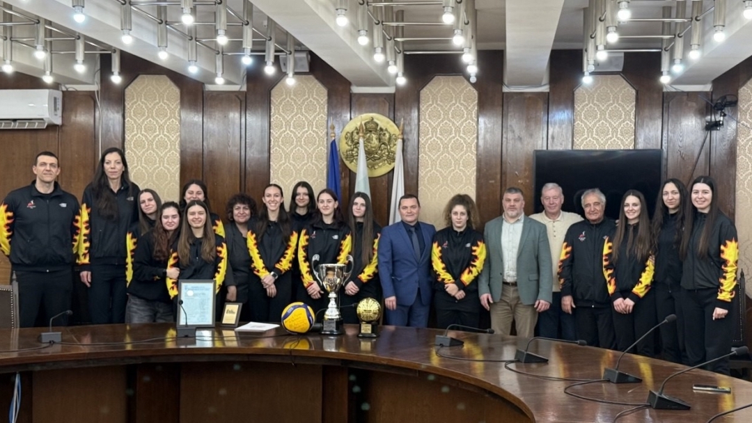 Кметът Пенчо Милков отличи волейболистките на ВК „Любо Ганев – Автосвят“ за спечелената Купа на България