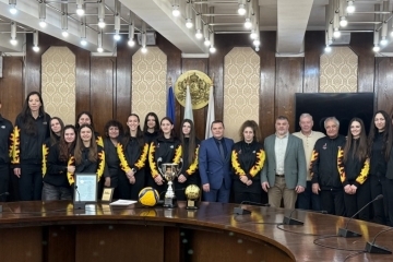 Кметът Пенчо Милков отличи волейболистките на ВК „Любо Ганев – Автосвят“ за спечелената Купа на България