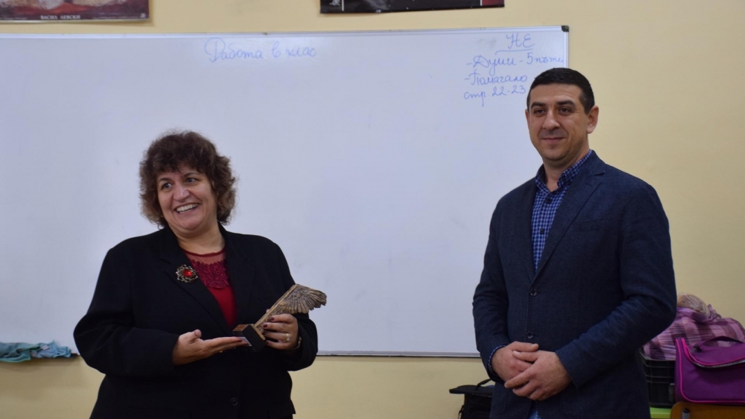 Наградиха учителите, носители на званието „Посланик на свободния дух в моето училище“ 202