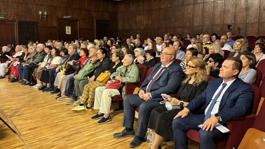 Кметът Пенчо Милков удостои оперния певец Стоян Стоянджов със златна значка за 40 години творческа дейност