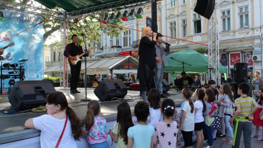 Стотици русенци и гости на града пяха с Тони Димитрова