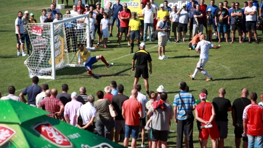 Страхил Карапчански и Даниела Шилкова наградиха победителите от „Kamenitza Фен Купа 2014“