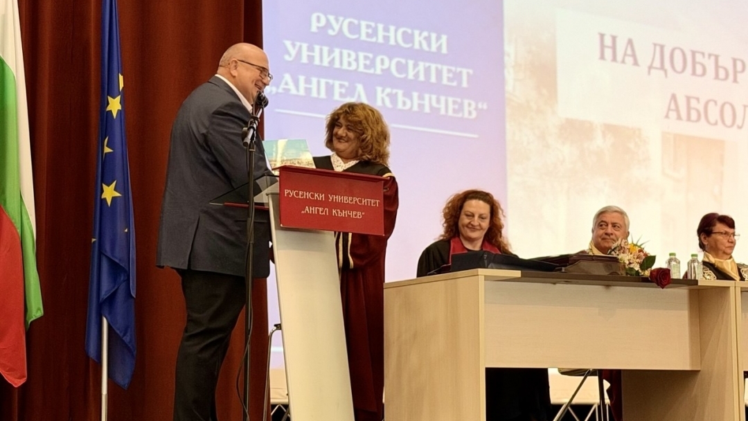 Юридическият факултет на Русенския университет връчи дипломите на своите абсолвенти