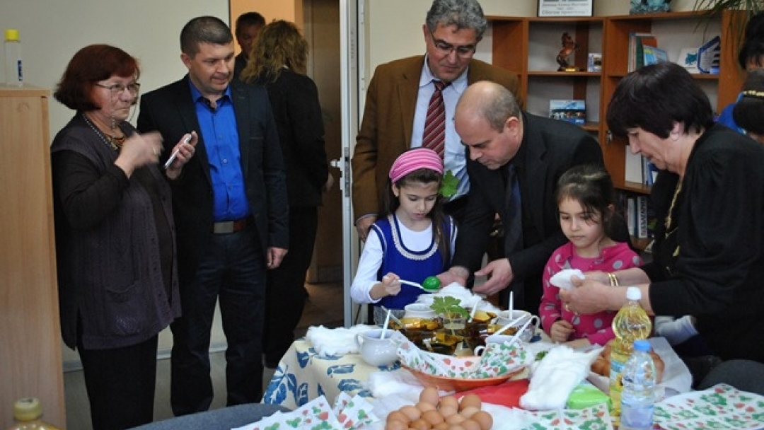 Кметът Памен Стоилов боядиса великденски яйца