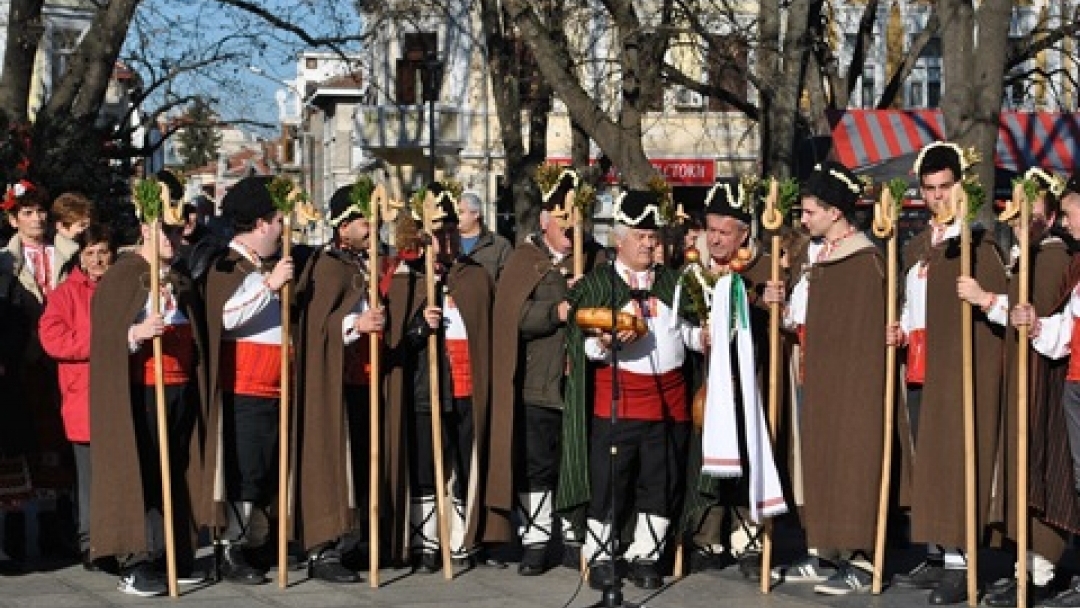 Заместник-кметът Иван Григоров посрещна коледари на градския площад 