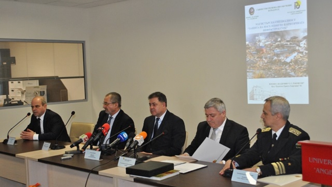 Кметът Пламен Стоилов поздрави ректорa на Русенски университет и началника на Военна академия за откриването на новата съвместна специалност