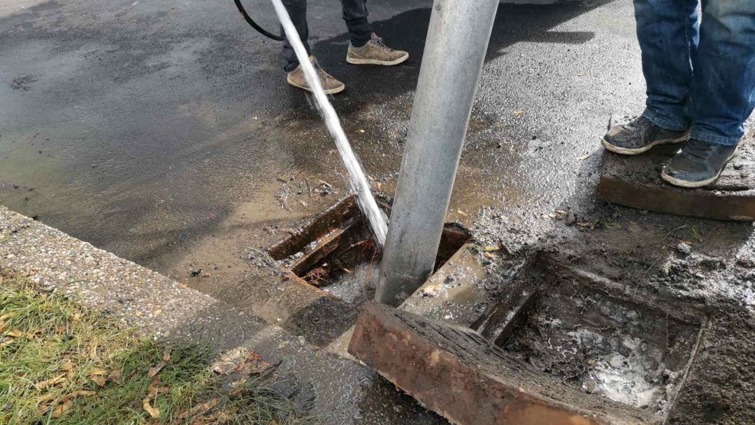 Служители на „Нелсен“ продължават поетапното почистване на дъждоприемните шахти в града