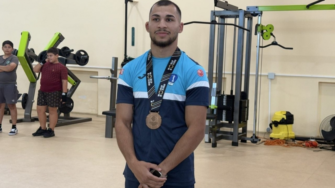 Mayor Pencho Milkov awarded the bronze medalist from the World Boxing Championships Radoslav Rosenov