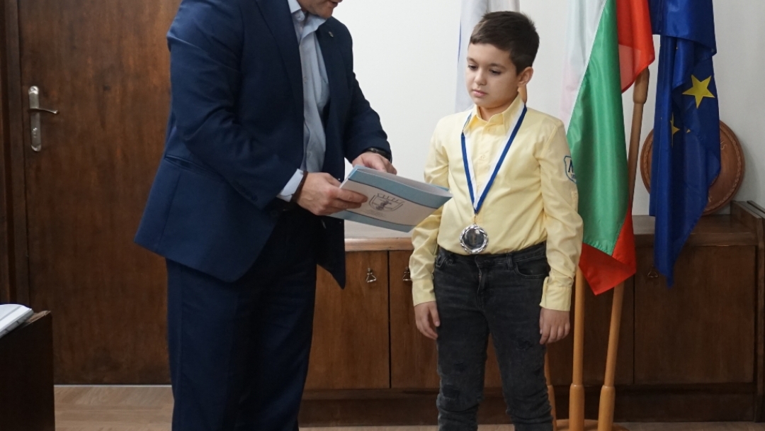Mayor Pencho Milkov awarded a 7-year-old boy, vice world champion in Brazilian Jiu-Jitsu