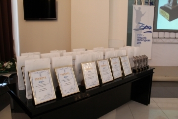 Кметът на Община Русе Пламен Стоилов награди учители с приза "Посланик на свободния дух в моето училище"