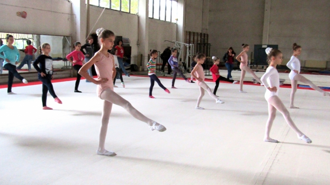 Деца и родители научиха за връзката между акробатика и балет