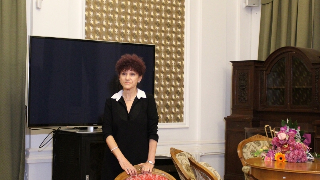 Зам.-кметът г-н Енчо Енчев поздрави г-жа Теодора Бакърджиева по повод представянето на новата й книга