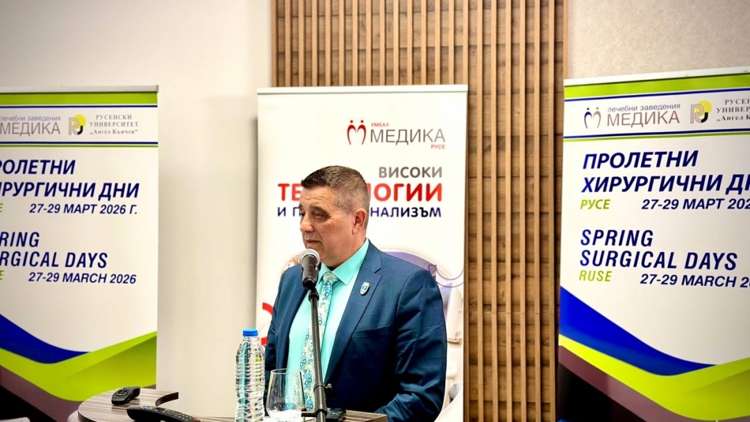 Заместник-кметът Димитър Недев приветства участниците в „Пролетни хирургични дни“ в Русе