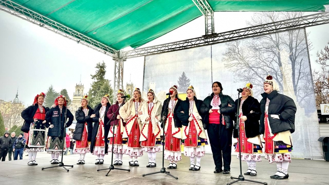 Стотици русенци пяха заедно с Братя Аргирови по време на концерта „Не на насилието, да на доброто!“ 