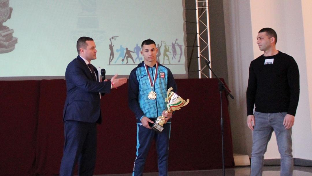 Радослав Росенов бе награден за златния си медал по бокс от международен турнир