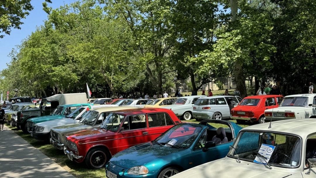 Русе събра над 300 класически автомобила и мотоциклета в 11-ото издание на Парада на ретро возила
