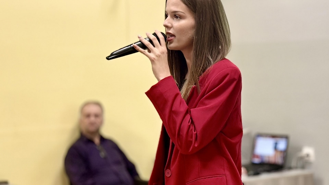 Учителката Галина Панова превърна коридор в Дойче шуле в художествен разказ за българския дух