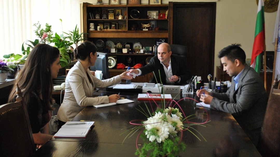 Кметът Пламен Стоилов се срещна с международни наблюдатели на предстоящите парламентарни избори 