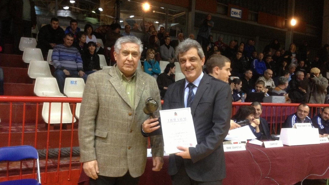 Награда за принос за развитието на бокса в Русе получи зам.-кметът Свилен Иванов
