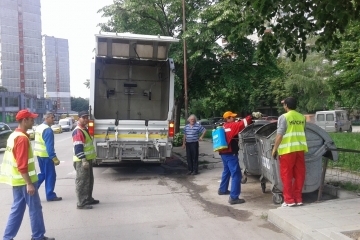 Дезинфекцират контейнерите в Русе