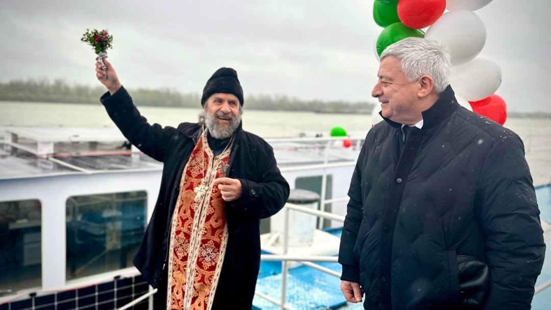 Нов екологичен катамаран „Иноватор“ бе официално осветен и кръстен в Русе