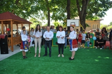 На 1 юни в Тетово откриха модерна детска площадка 