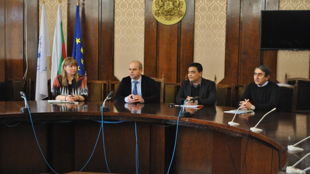 Младежи от ромското малцинство гостуваха на кмета Пламен Стоилов