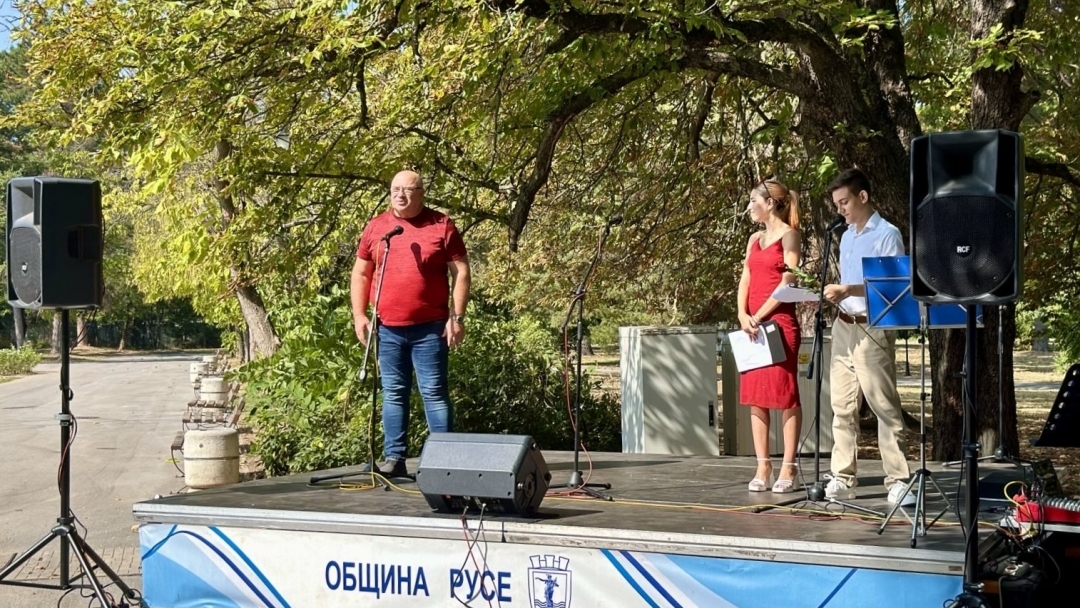 Самодейци от три читалища забавляваха русенци с песни и танци в Парка на младежта