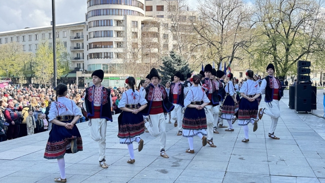 Русе отбеляза Великден с пъстър фолклорен празник и голямо общоградско хоро