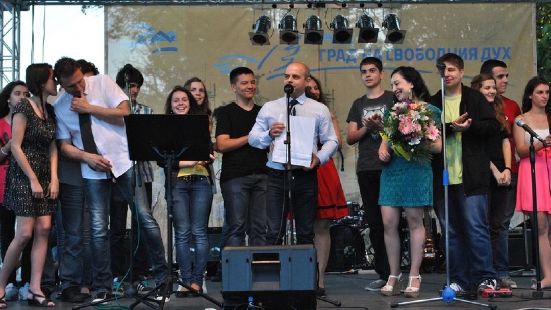 Кметът Пламен Стоилов връчи Награда за иновации на преподавател по информатика