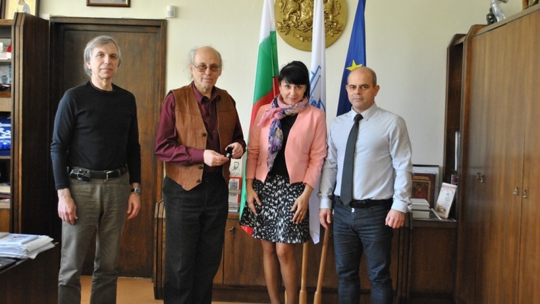 Кметът Пламен Стоилов награди със значка „Русе“ талантливия български виолончелист Венцеслав Николов