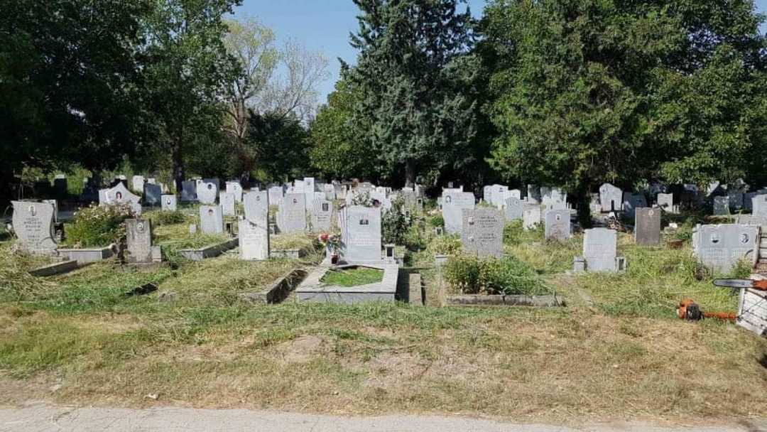 Продължава почистването на гробищни паркове "Басарбово“ и „Чародейка“