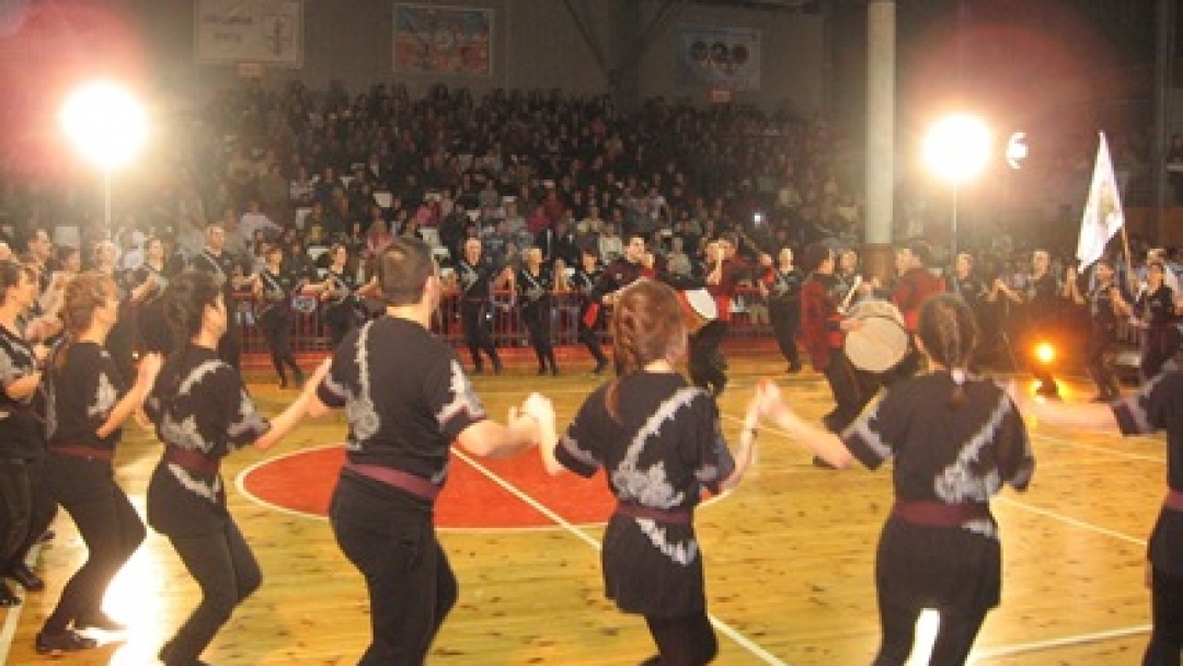 9-годишната Александра Николова и 13-годишният Ивайло Велев грабнаха титлата Мис и Мистър танц от традиционното коледно надиграване в зала „Дунав“