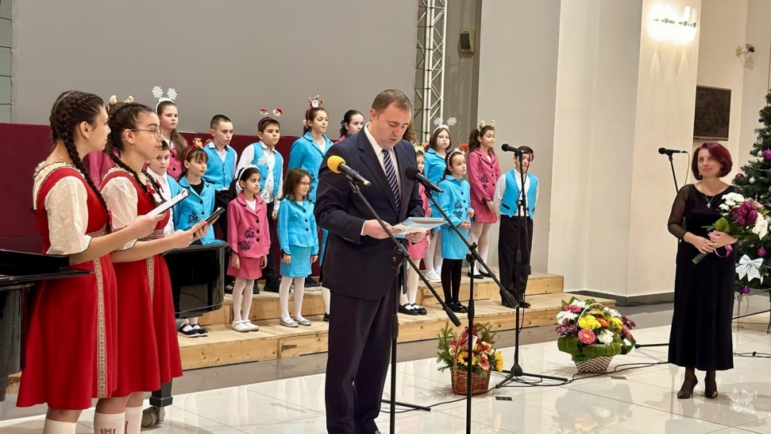 The "Danube Waves" Children's and Girls' Choir presented its traditional Christmas concert in the Dokhodno zdanie