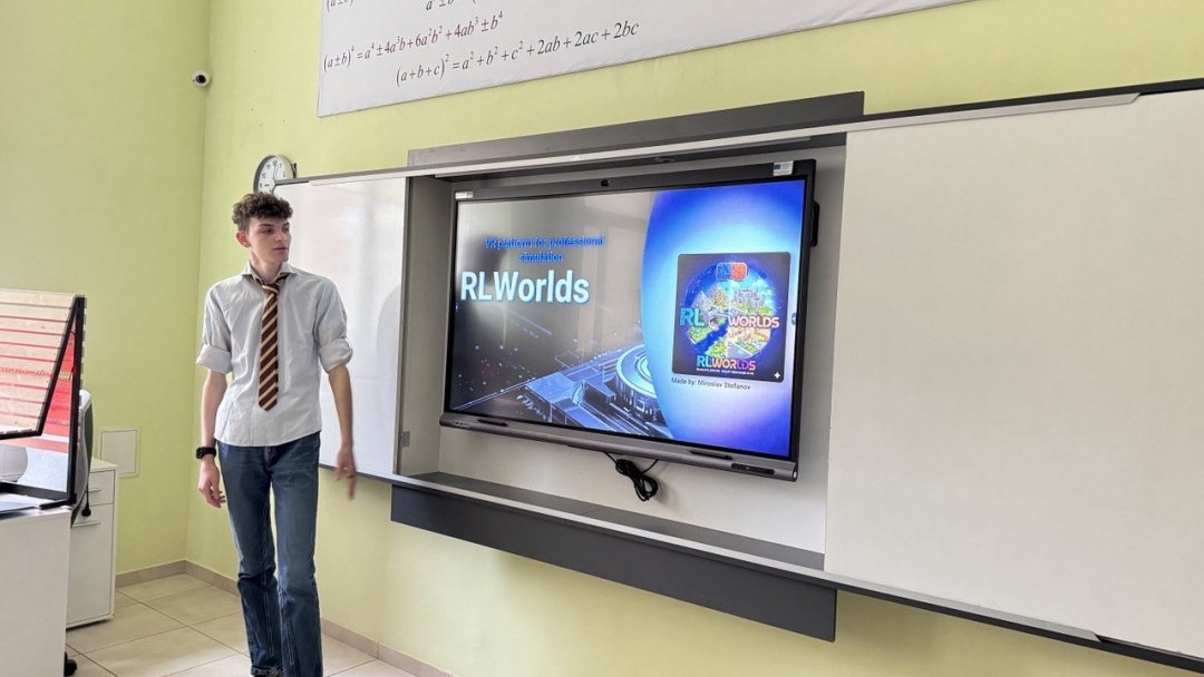 Ученици от ПГИУ „Елиас Канети“ представиха иновативни бизнес идеи пред министъра на образованието и кмета на Русе