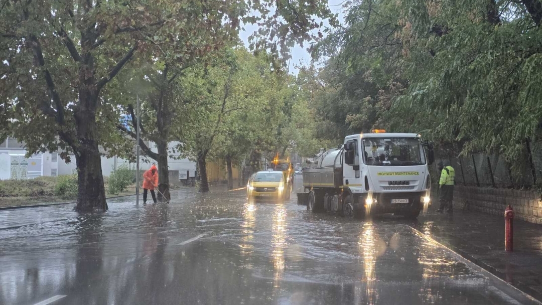 Екипи на фирмата за обществена хигиена отводняват улици в Русе, остава в сила оранжевият код за опасни валежи