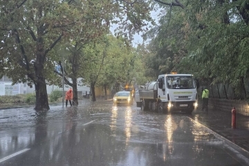 Екипи на фирмата за обществена хигиена отводняват улици в Русе, остава в сила оранжевият код за опасни валежи