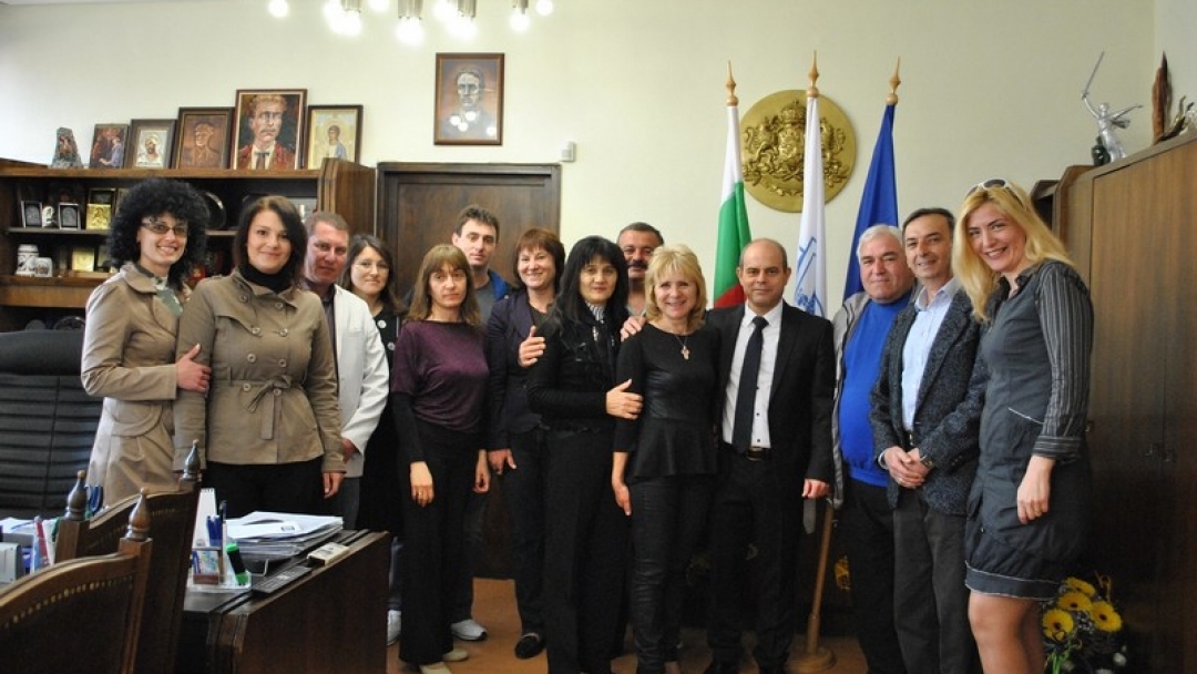 Златна рибка и шерифска значка за рождения ден на кмета Пламен Стоилов 