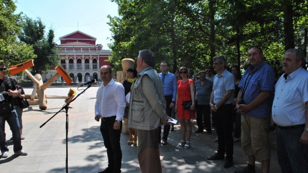11 дървени скулптури на първите неща, случили се в Русе