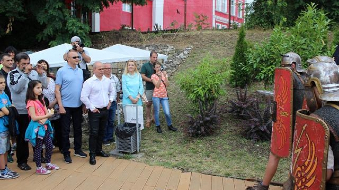 Кметът и зам.-министърът на туризма откриха винарско изложение в Русе