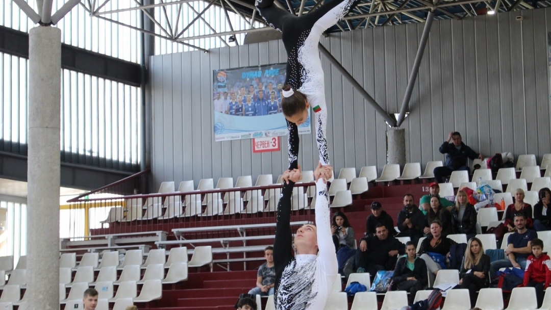 Международният фестивал по спортна акробатика "Дунавска перла" бе открит днес в Русе