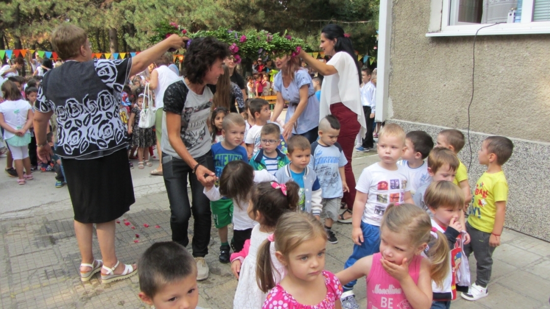 Деца и родители от ДГ "Червената шапчица" с покана за "Десетдневка на отворените врати"