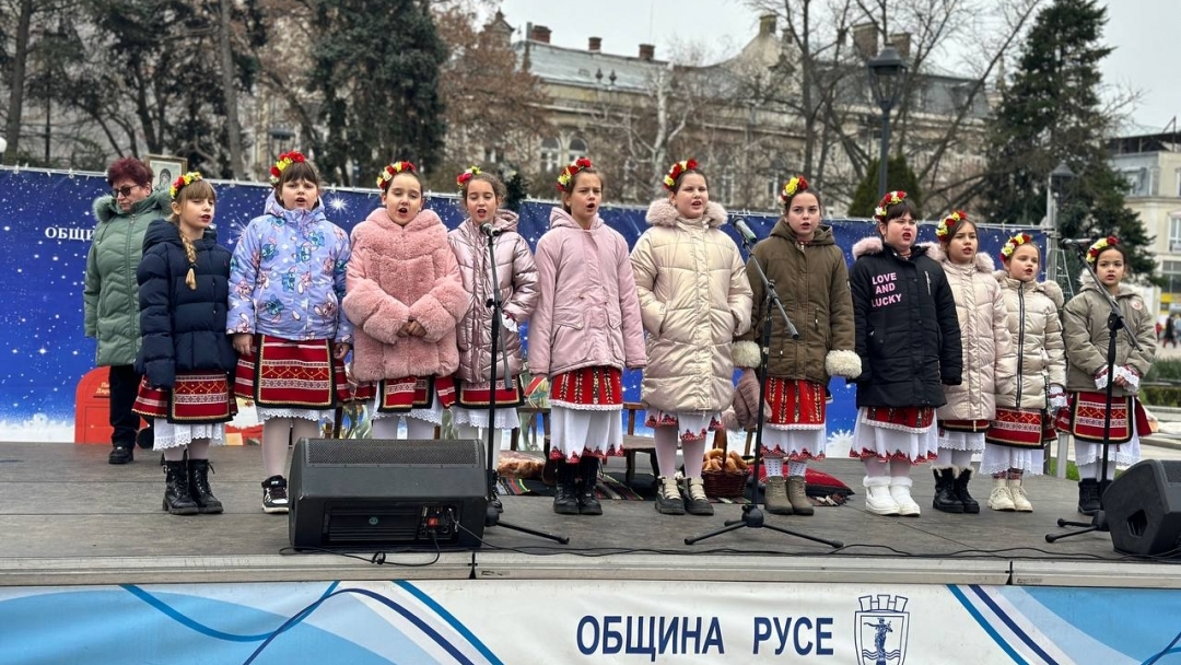  Кметът Пенчо Милков и коледарите благословиха Русе за здрава и успешна година