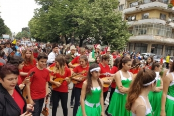 Тамбурашкият оркестър участва в карнавално шествие по случай Празника на розата в Казанлък