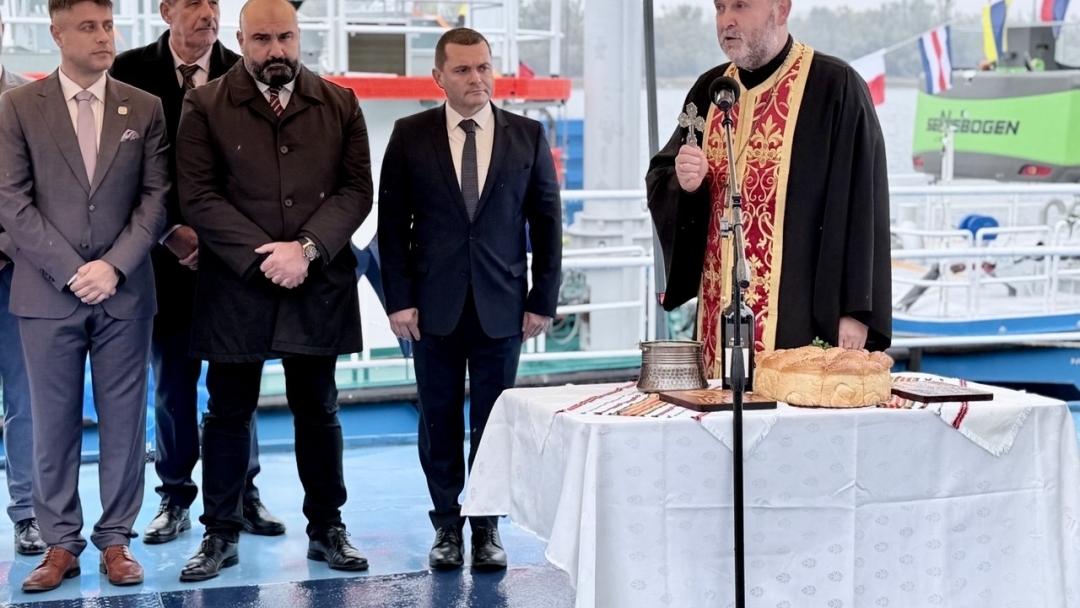Два нови плавателни съда бяха официално именувани на церемония в Русе