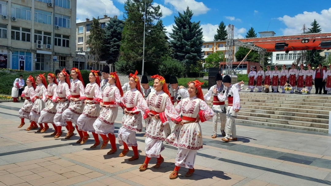 Русенският фолклорен ансамбъл "Зорница" с три награди от Национална среща в Попово