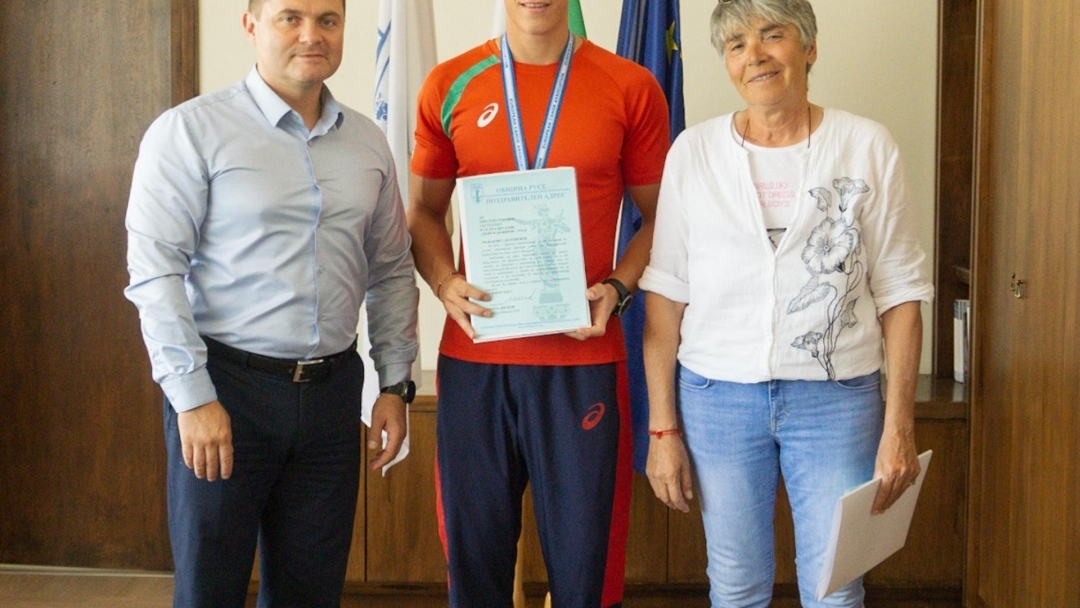 Mayor Pencho Milkov awarded the canoe champion Preslav Georgiev