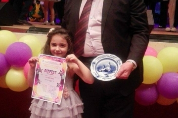 Ая Христова с награда от конкурса „Малки звездички” в Санкт Петербург