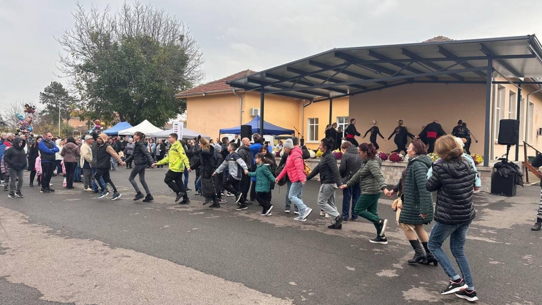 Сандрово отбеляза своя празник с много музика и народни танци