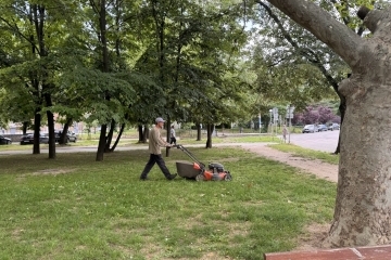  Продължават дейности по косене на тревните площи в Русе от общинските екипи